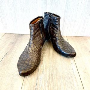 Tracey Neuls dark brown and copper toned snakeskin ankle boots, sz 7